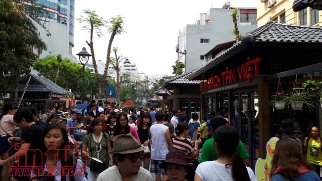 Khai trương 'Phố sách Hà Nội', nườm nượp người thăm quan, mua sách ảnh 6